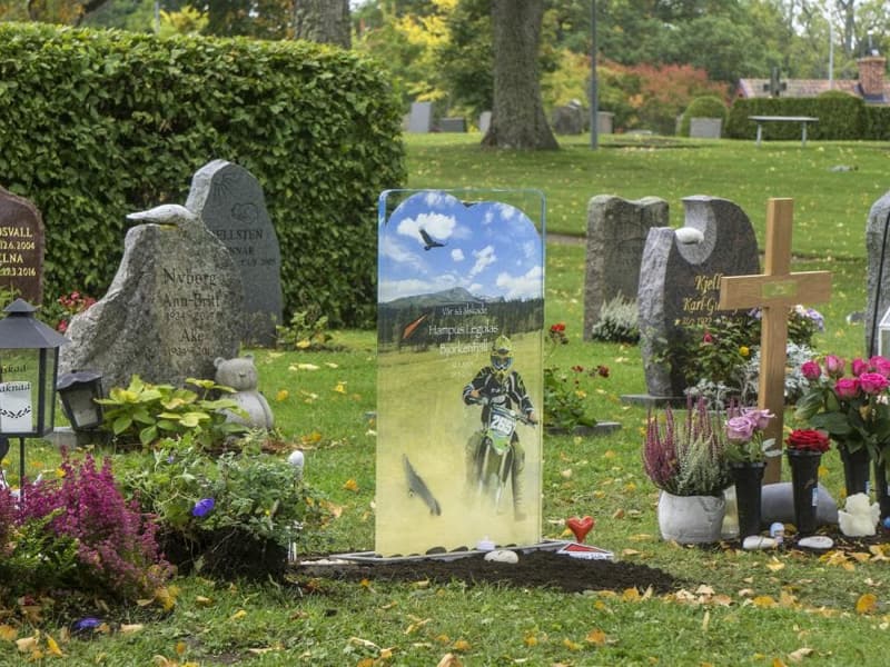 Glasgravsten på en kyrkogård någonstans i Sverige.