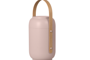 Rosa bärbar urna med rundad form och trähandtag, stående på en vit bakgrund.